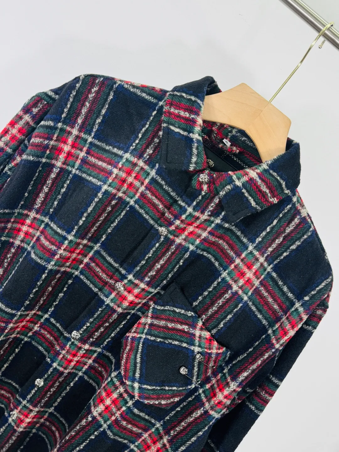 P300 top version, real shot without P, ​​different from market currency) 𝗖𝗵𝗿𝗼𝗺𝗲 𝗛𝗲𝗮𝗿𝘁𝘀/Cro Xin 2025 plaid shirt Accessories: Original model-opening collar label ➕100% silk wash water label. Genuine purchase-grade original hangtag➕matching hanging rope➕3D hanging beads➕original packaging bag. Craftsmanship: The original version has consistent wiring! The highest version of the armhole matching technique!  Color: Color Size: S M L XL